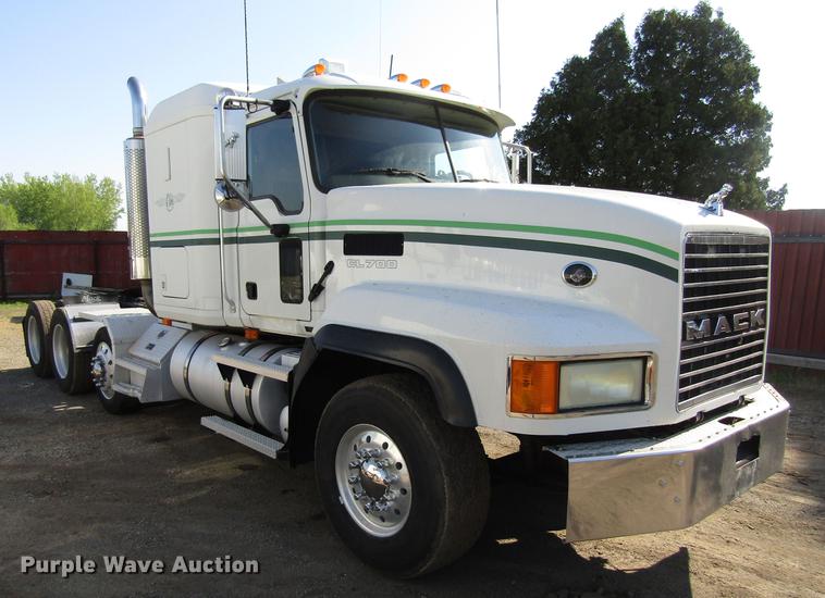 image for item EU9642 2007 Mack CL733 semi truck
