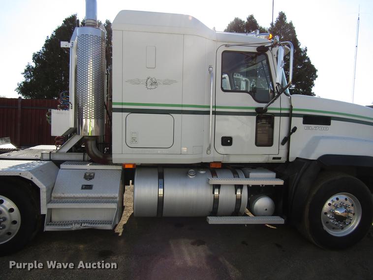 image for item EU9642 2007 Mack CL733 semi truck