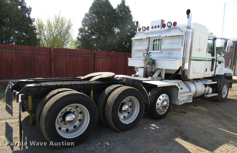 image for item EU9642 2007 Mack CL733 semi truck