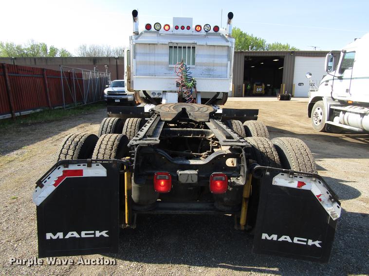 image for item EU9642 2007 Mack CL733 semi truck