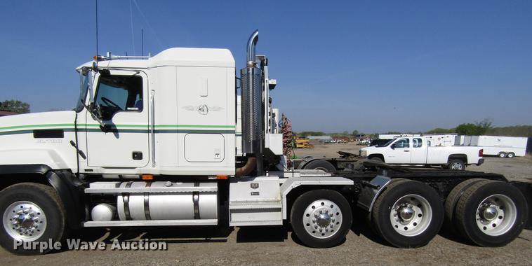 image for item EU9642 2007 Mack CL733 semi truck