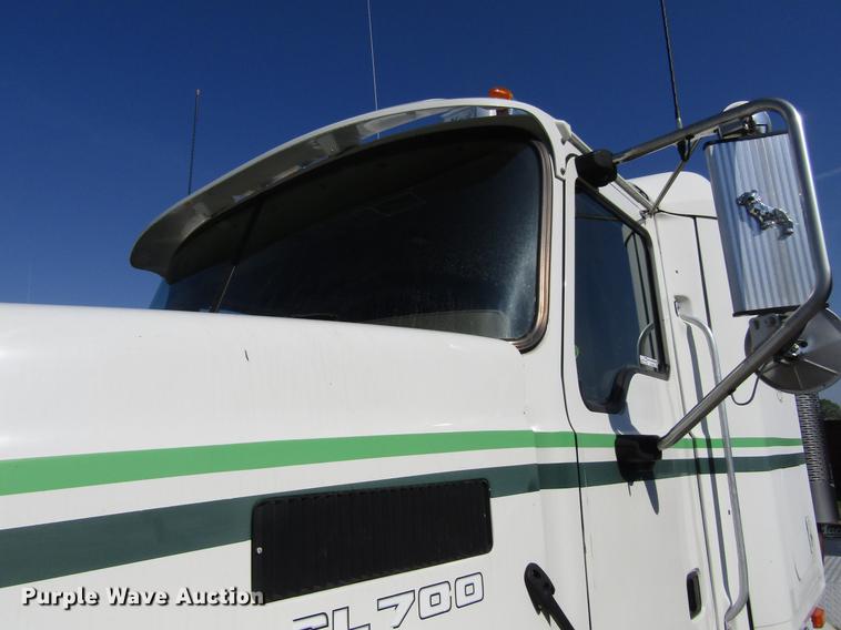 image for item EU9642 2007 Mack CL733 semi truck