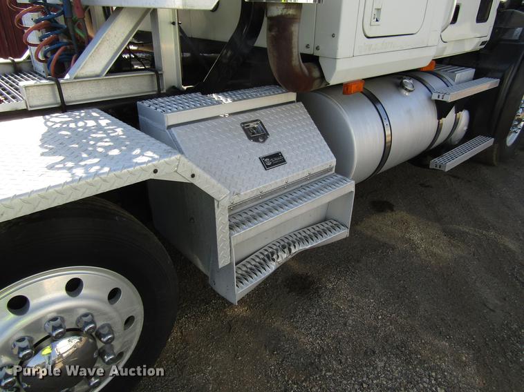 image for item EU9642 2007 Mack CL733 semi truck