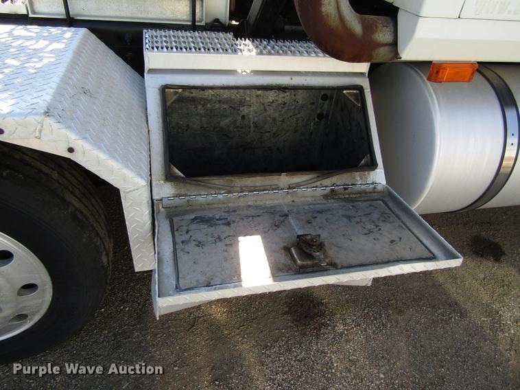 image for item EU9642 2007 Mack CL733 semi truck