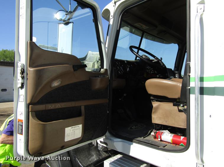image for item EU9642 2007 Mack CL733 semi truck