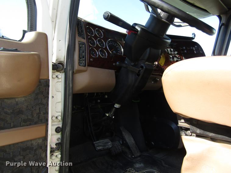 image for item EU9642 2007 Mack CL733 semi truck