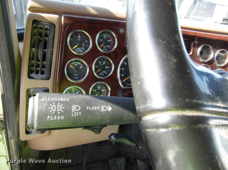 image for item EU9642 2007 Mack CL733 semi truck