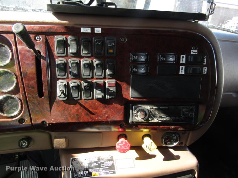 image for item EU9642 2007 Mack CL733 semi truck