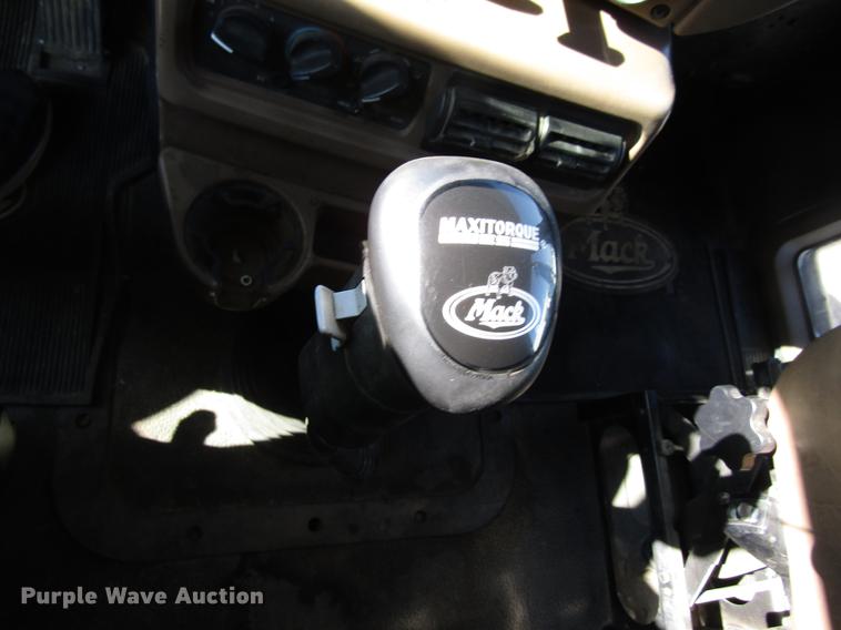 image for item EU9642 2007 Mack CL733 semi truck