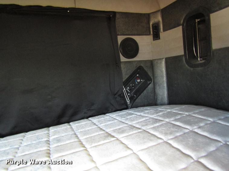 image for item EU9642 2007 Mack CL733 semi truck