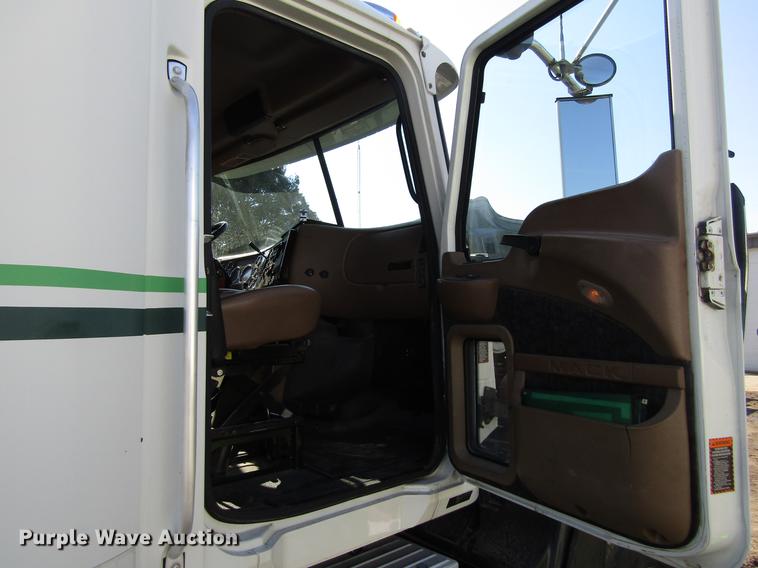 image for item EU9642 2007 Mack CL733 semi truck