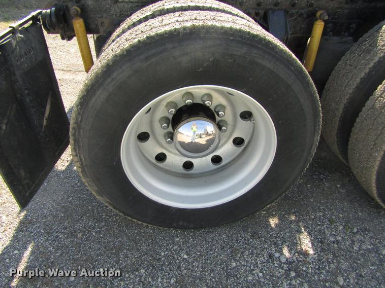 image for item EU9642 2007 Mack CL733 semi truck