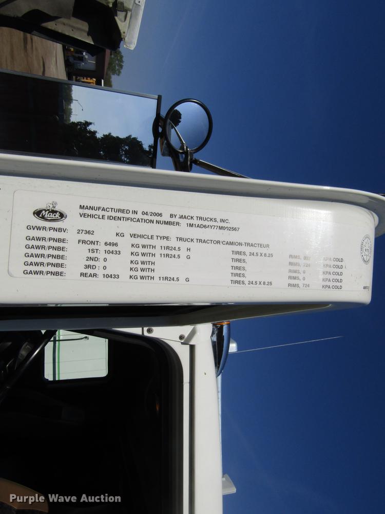 image for item EU9642 2007 Mack CL733 semi truck