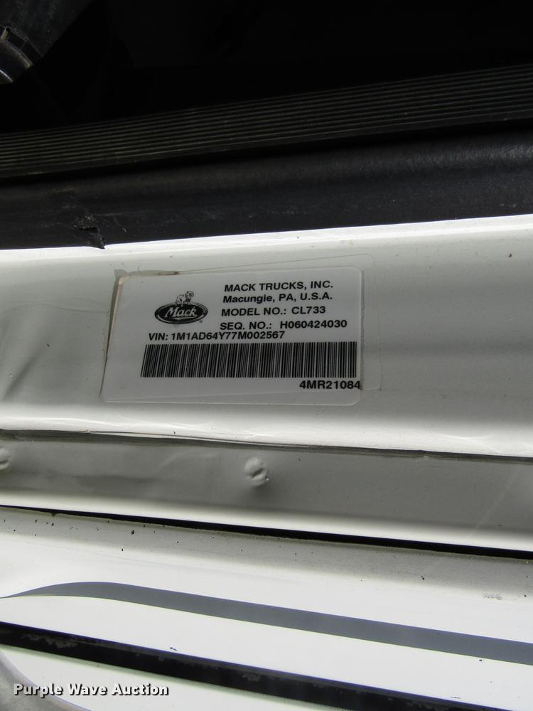 image for item EU9642 2007 Mack CL733 semi truck