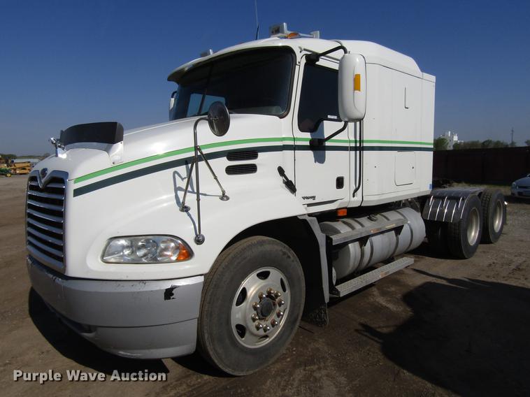 image for item EU9643 2004 Mack CX613 Vision semi truck