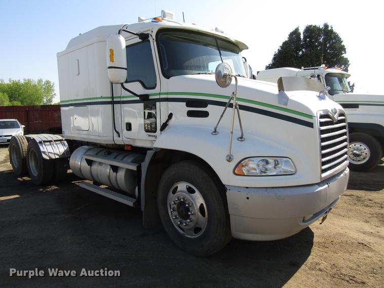 image for item EU9643 2004 Mack CX613 Vision semi truck