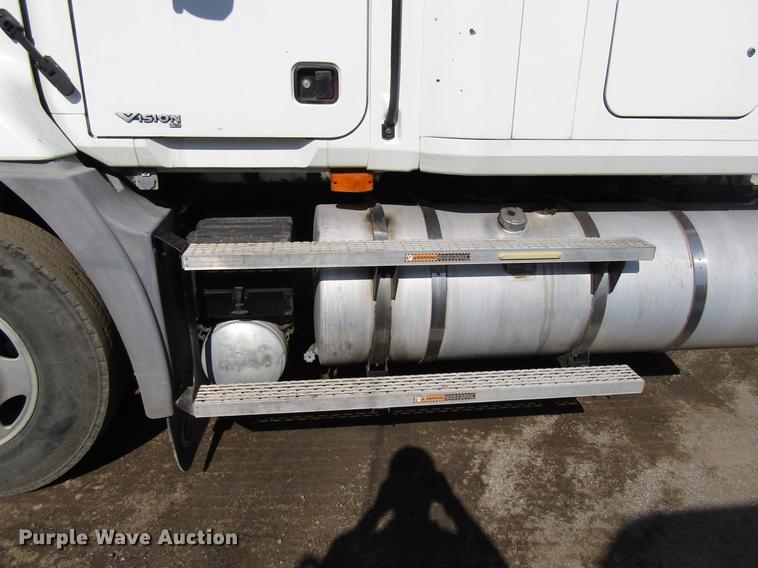 image for item EU9643 2004 Mack CX613 Vision semi truck