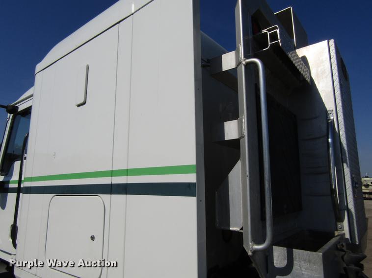 image for item EU9643 2004 Mack CX613 Vision semi truck