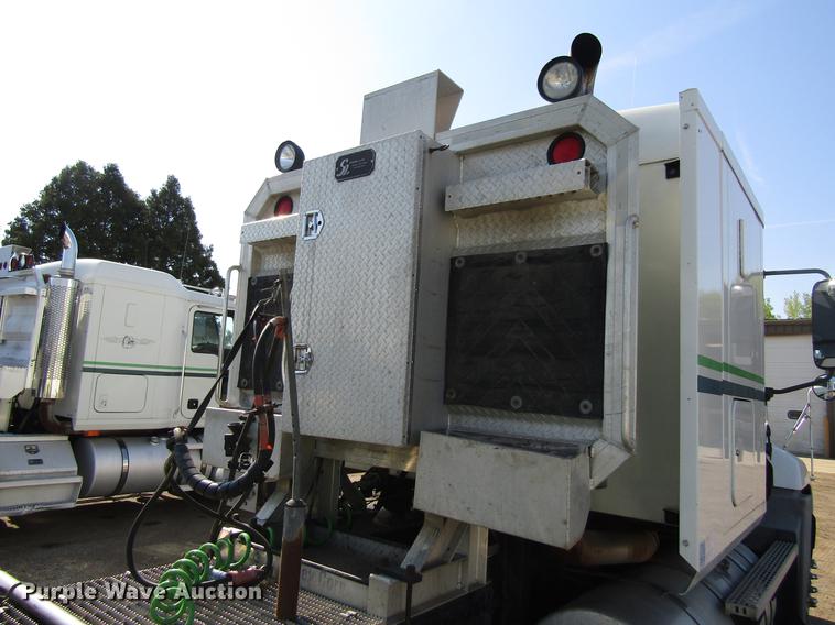 image for item EU9643 2004 Mack CX613 Vision semi truck