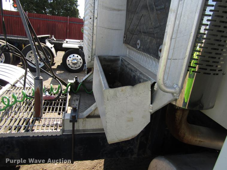 image for item EU9643 2004 Mack CX613 Vision semi truck