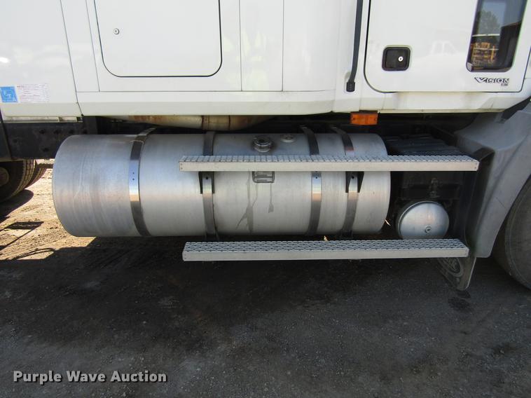 image for item EU9643 2004 Mack CX613 Vision semi truck