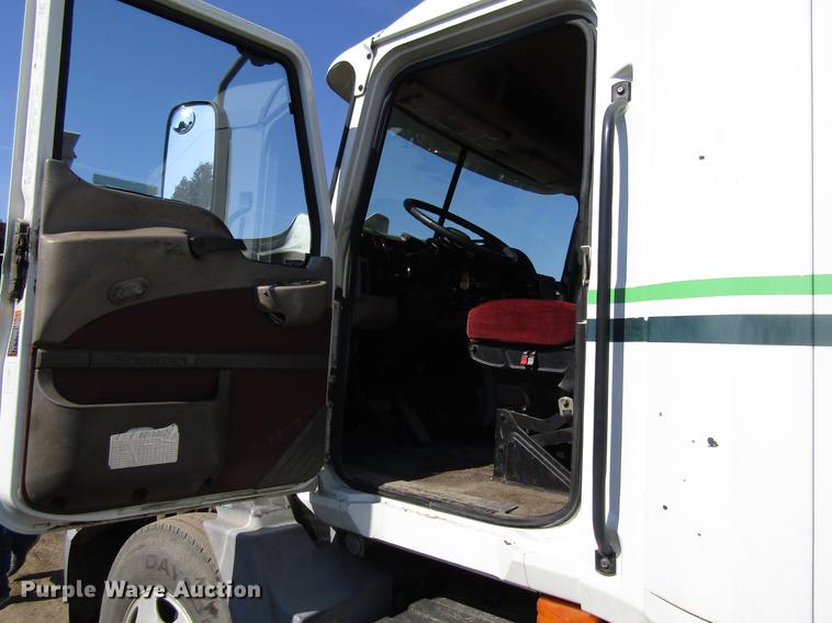 image for item EU9643 2004 Mack CX613 Vision semi truck