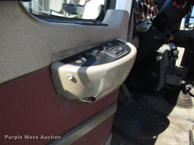 image for item EU9643 2004 Mack CX613 Vision semi truck