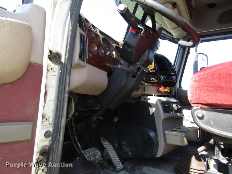 image for item EU9643 2004 Mack CX613 Vision semi truck