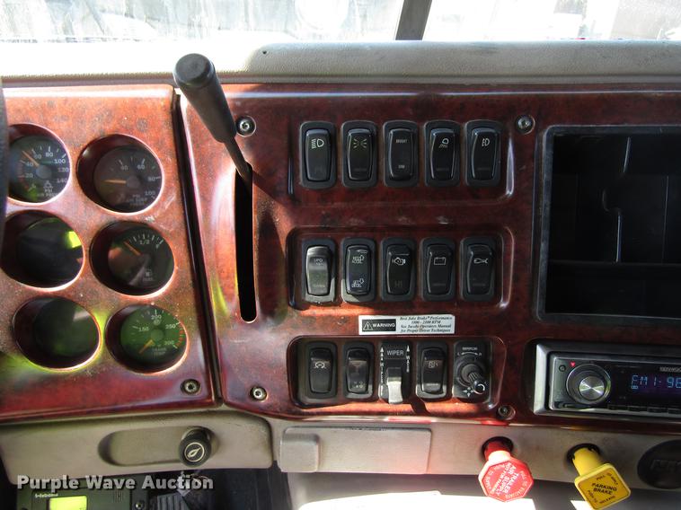 image for item EU9643 2004 Mack CX613 Vision semi truck