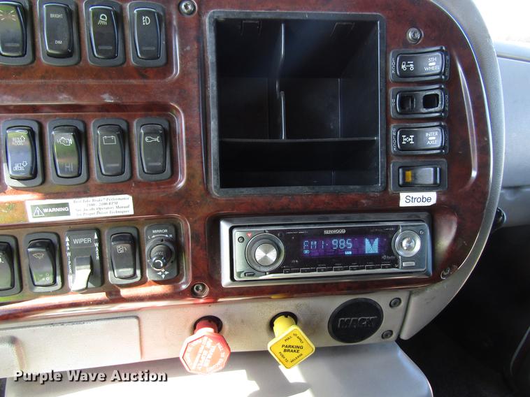 image for item EU9643 2004 Mack CX613 Vision semi truck