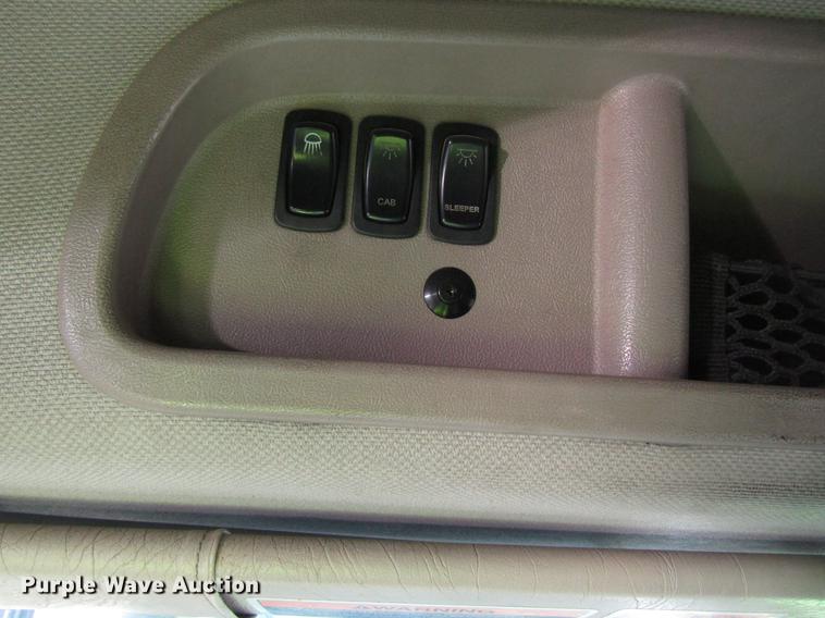 image for item EU9643 2004 Mack CX613 Vision semi truck