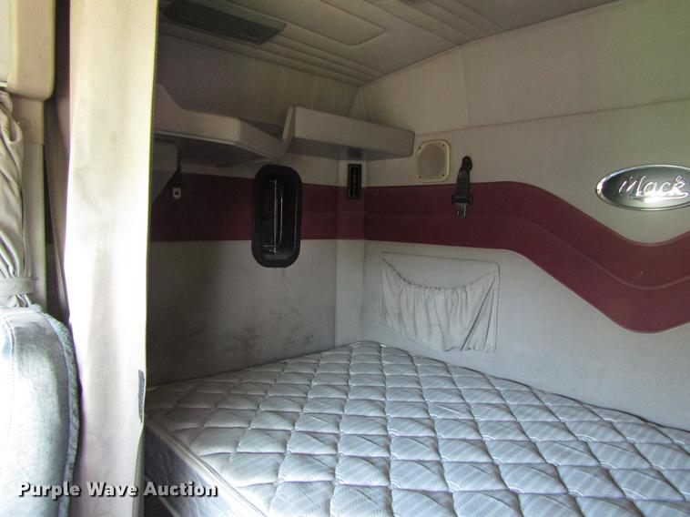 image for item EU9643 2004 Mack CX613 Vision semi truck