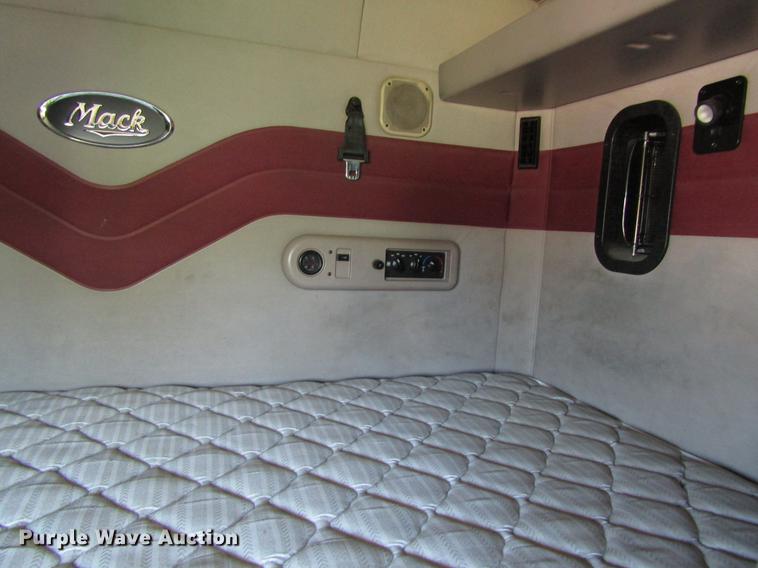 image for item EU9643 2004 Mack CX613 Vision semi truck