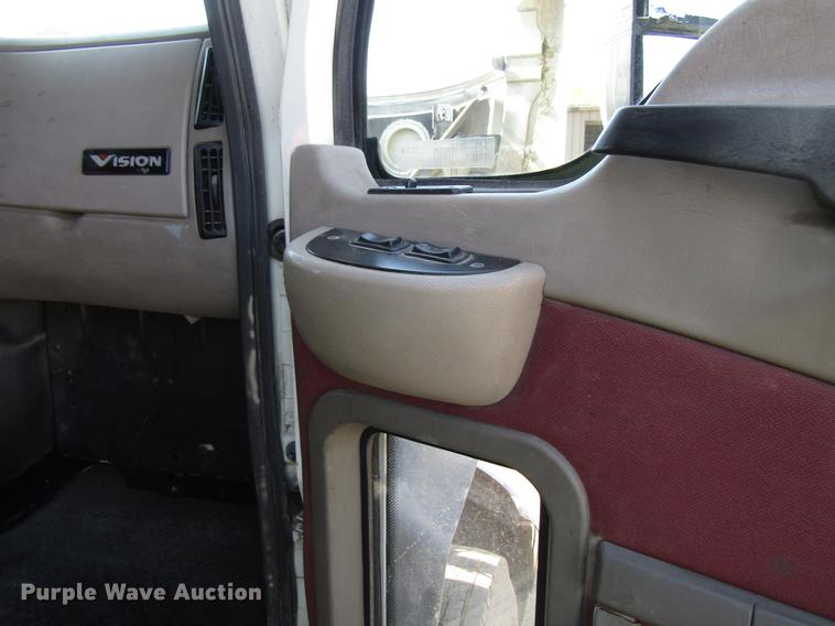 image for item EU9643 2004 Mack CX613 Vision semi truck