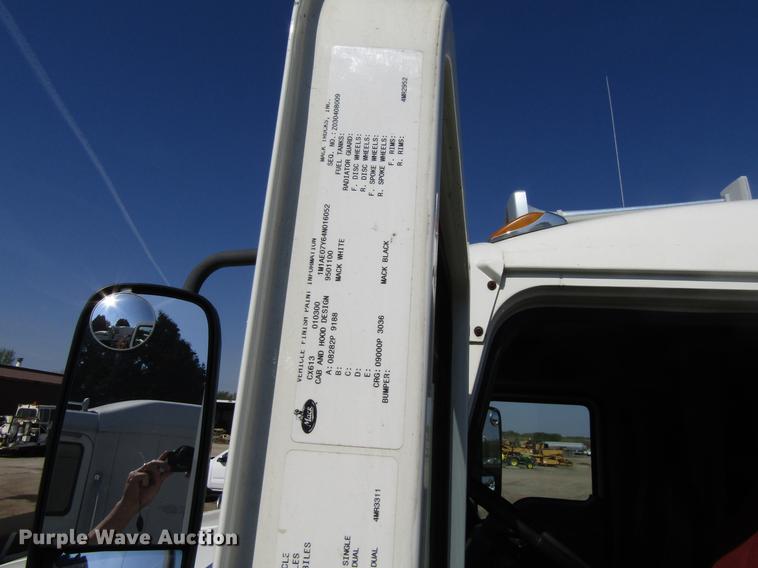 image for item EU9643 2004 Mack CX613 Vision semi truck