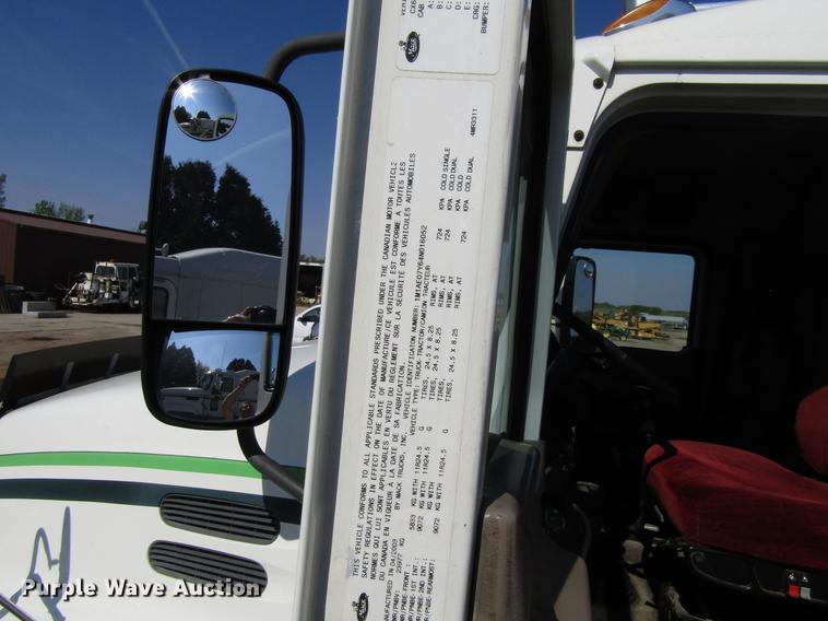 image for item EU9643 2004 Mack CX613 Vision semi truck
