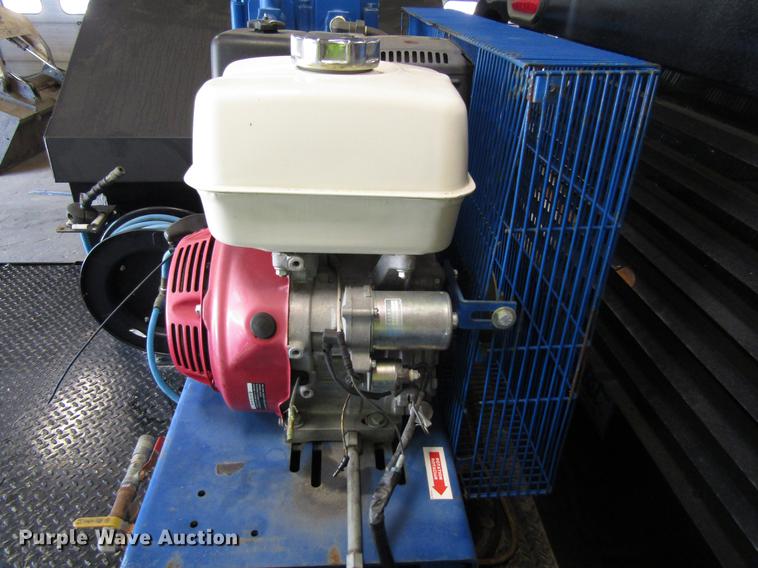 image for item EU9652 2012 Quincy QT5 air compressor