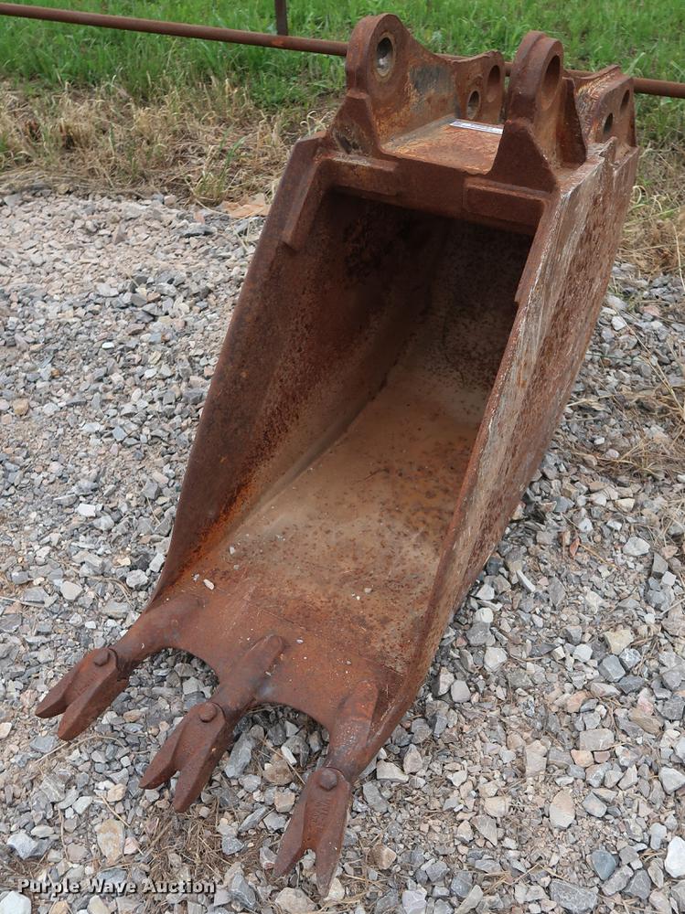 image for item FE9654 Ford 17"W backhoe bucket