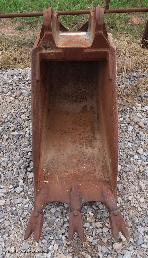 image for item FE9654 Ford 17"W backhoe bucket