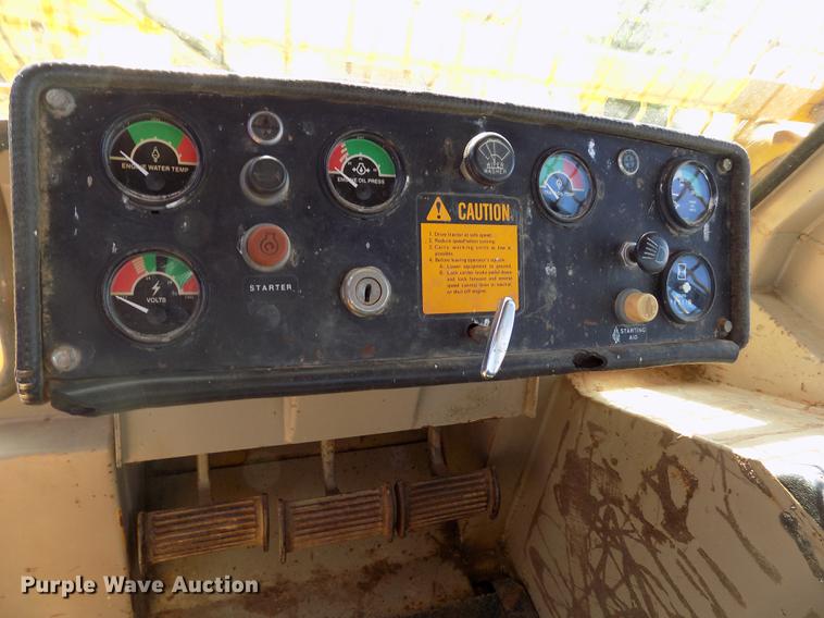 image for item FG9474 1994 John Deere 750B LT dozer