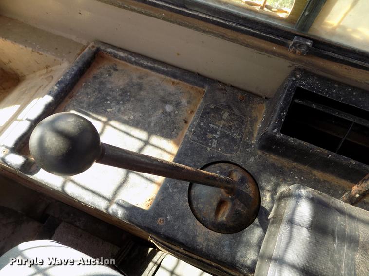 image for item FG9474 1994 John Deere 750B LT dozer