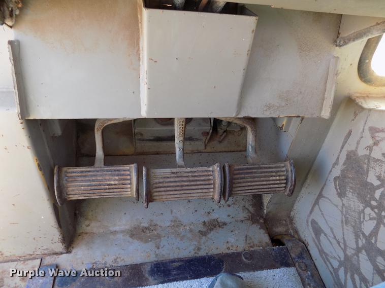 image for item FG9474 1994 John Deere 750B LT dozer