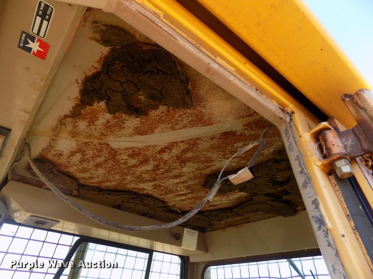 image for item FG9474 1994 John Deere 750B LT dozer