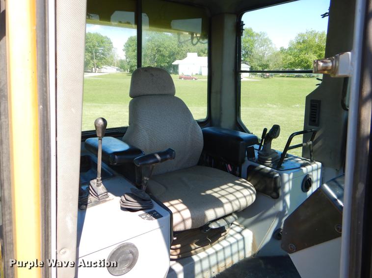 image for item FH9440 2001 John Deere 750C Series II LGP dozer