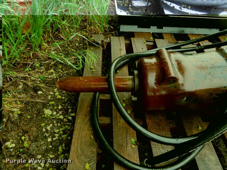 image for item FJ9121 John Deere HH60 breaker