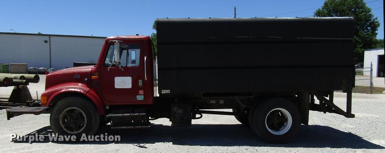 image for item FJ9677 1995 International 4700 chipper truck