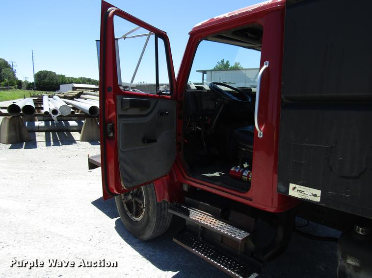 image for item FJ9677 1995 International 4700 chipper truck