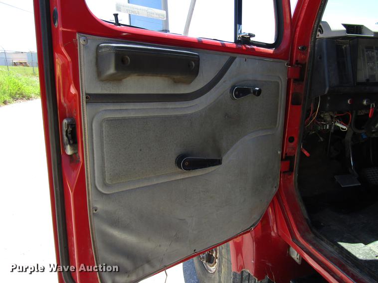 image for item FJ9677 1995 International 4700 chipper truck