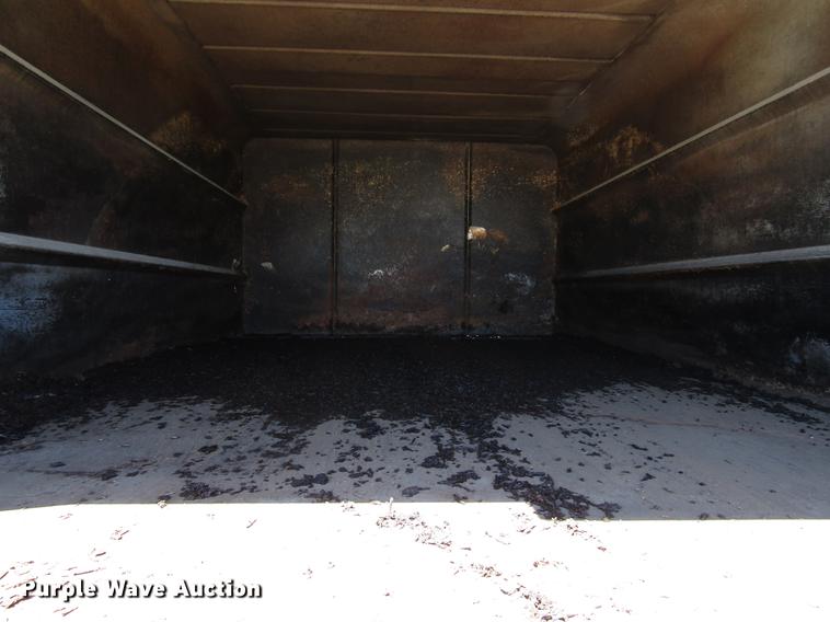 image for item FJ9677 1995 International 4700 chipper truck