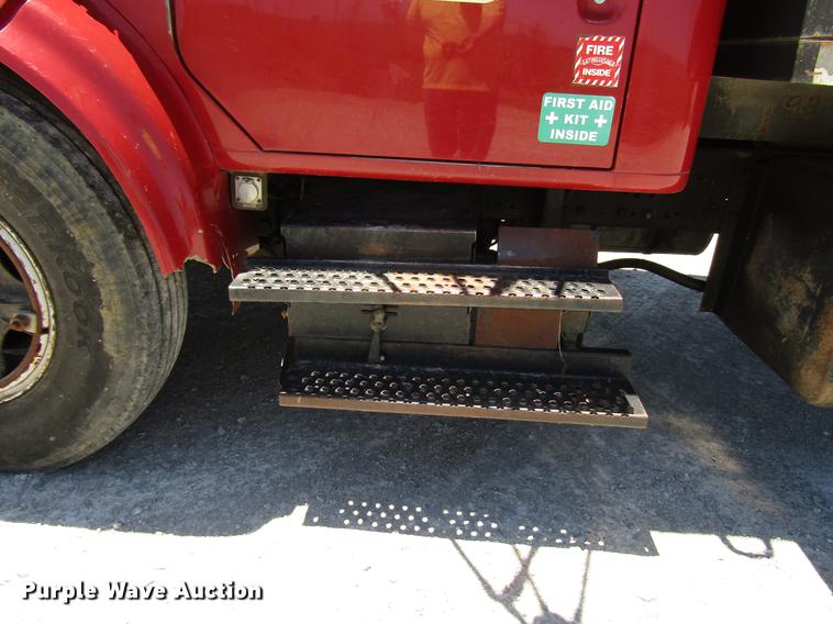 image for item FJ9677 1995 International 4700 chipper truck